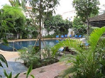 Holiday Hotel Phnom Penh Exterior photo